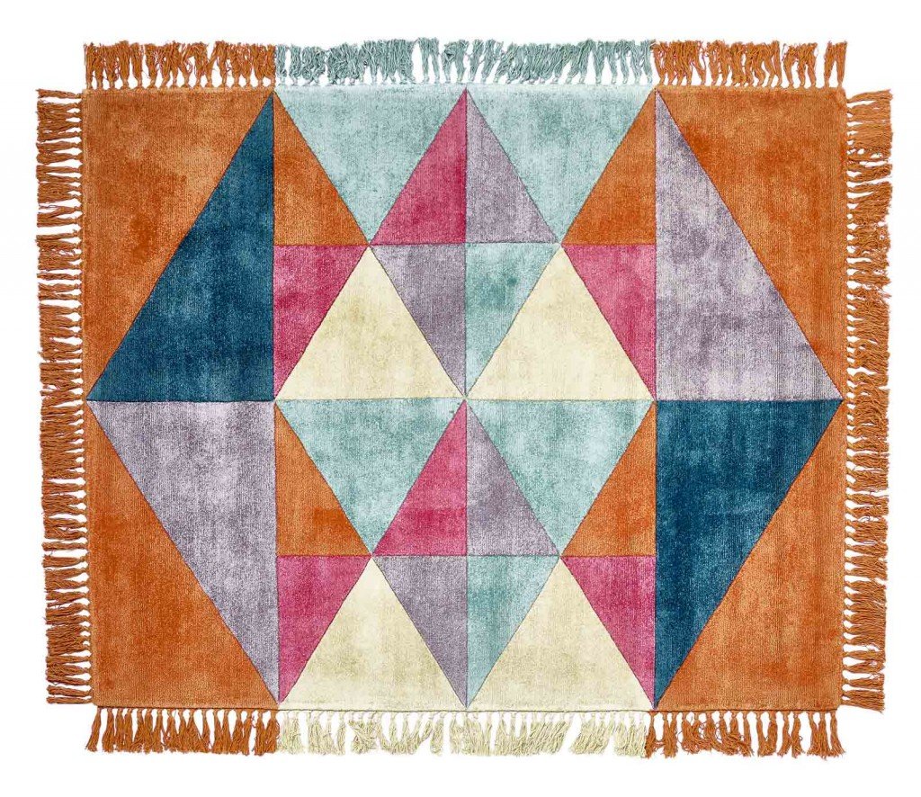 Triangles di Sitap è un tappeto in pura seta vegetale prodotto artigianalmente con la tecnica del Hand tufting; la superficie è decorata da triangoli in tonalità accese e il bordo è dotato di frange sui quattro lati. Misura L 190 x P 240 cm. www.sitap.it
